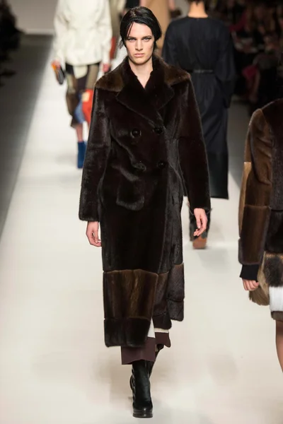 Look 32